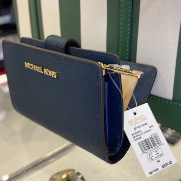 MICHAEL KORS
Medium Jet Set Travel Crossgrain Leather Bifold Zip Wallet
Navy
NWT - Picture 3 of 16